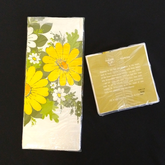 Vintage 70's Ambassador Table Cloth & Napkins NWT - Picture 4 of 4